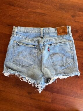 Levi's Light Wash Denim‎ Ribcage Short Frayed Hem Women's